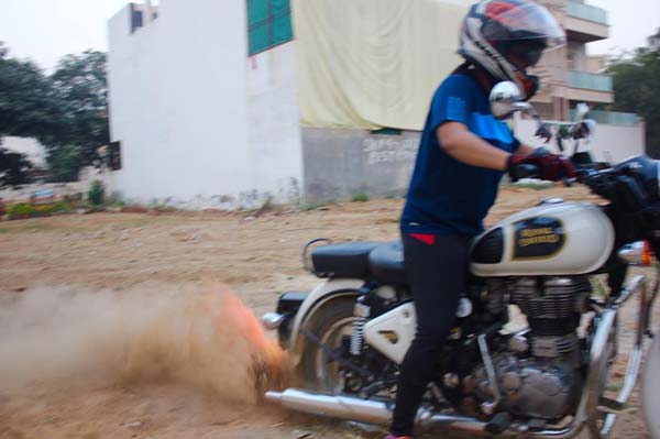 அம்மாடியோவ்...19 ஆயிரம் அடி உயர சிகரத்தை பைக்கில் எட்டி பிடித்த சாதனை மாணவி ரியா யாதவ்...! 