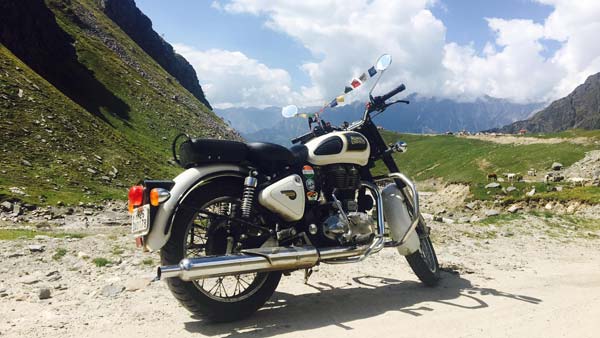 அம்மாடியோவ்...19 ஆயிரம் அடி உயர சிகரத்தை பைக்கில் எட்டி பிடித்த சாதனை மாணவி ரியா யாதவ்...! 