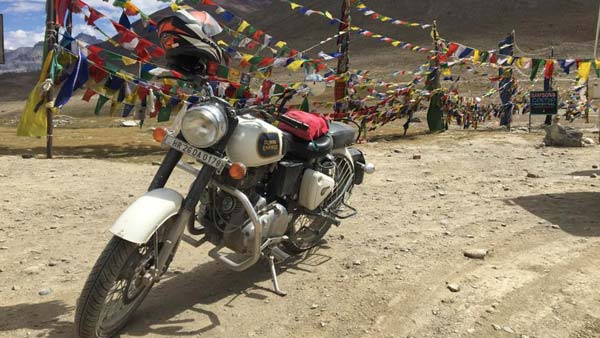 அம்மாடியோவ்...19 ஆயிரம் அடி உயர சிகரத்தை பைக்கில் எட்டி பிடித்த சாதனை மாணவி ரியா யாதவ்...! 