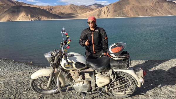 அம்மாடியோவ்...19 ஆயிரம் அடி உயர சிகரத்தை பைக்கில் எட்டி பிடித்த சாதனை மாணவி ரியா யாதவ்...! 