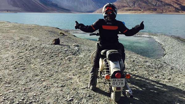 அம்மாடியோவ்...19 ஆயிரம் அடி உயர சிகரத்தை பைக்கில் எட்டி பிடித்த சாதனை மாணவி ரியா யாதவ்...! 