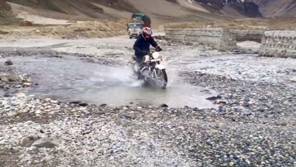 அம்மாடியோவ்...19 ஆயிரம் அடி உயர சிகரத்தை பைக்கில் எட்டி பிடித்த சாதனை மாணவி ரியா யாதவ்...! 