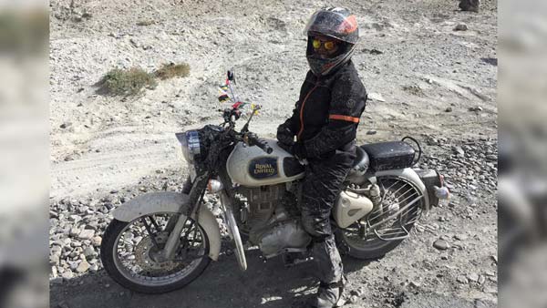 அம்மாடியோவ்...19 ஆயிரம் அடி உயர சிகரத்தை பைக்கில் எட்டி பிடித்த சாதனை மாணவி ரியா யாதவ்...! 