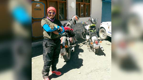 அம்மாடியோவ்...19 ஆயிரம் அடி உயர சிகரத்தை பைக்கில் எட்டி பிடித்த சாதனை மாணவி ரியா யாதவ்...! 