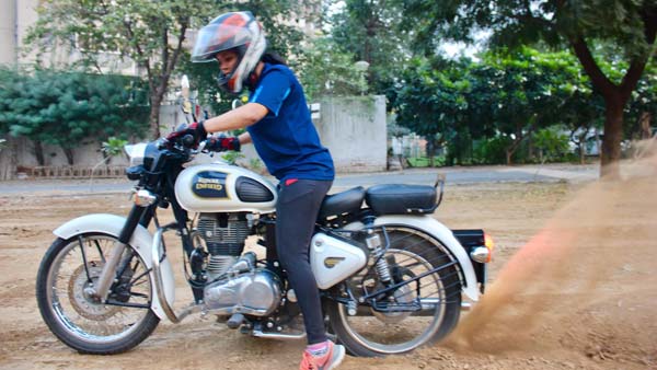 அம்மாடியோவ்...19 ஆயிரம் அடி உயர சிகரத்தை பைக்கில் எட்டி பிடித்த சாதனை மாணவி ரியா யாதவ்...! 