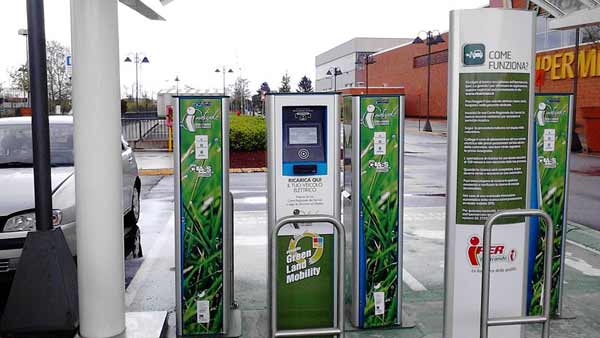 ஒவ்வொரு 3 கி.மீ தூரத்திற்கும் ஒரு சார்ஜிங் ஸ்டேஷன் அமைக்க அரசு புது திட்டம்; இனி துணிந்து எலெக்ட்ரிக் கார் வாங்கலாம் ஒவ்வொரு 3 கி.மீ தூரத்திற்கும் ஒரு சார்ஜிங் ஸ்டேஷன் அமைக்க அரசு புது திட்டம்; இனி துணிந்து எலெக்ட்ரிக் கார் வாங்கலாம்