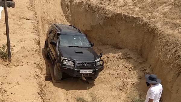 ஃபார்ச்சூனர் Vs என்டெவர் ஆப் ரோட்டில் சிறந்த கார் எது?