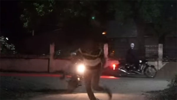 ராயல் என்பீல்டு பைக், மாருதி டிசையர் காரில் பேய்கள்...! வைரல் வீடியோ 