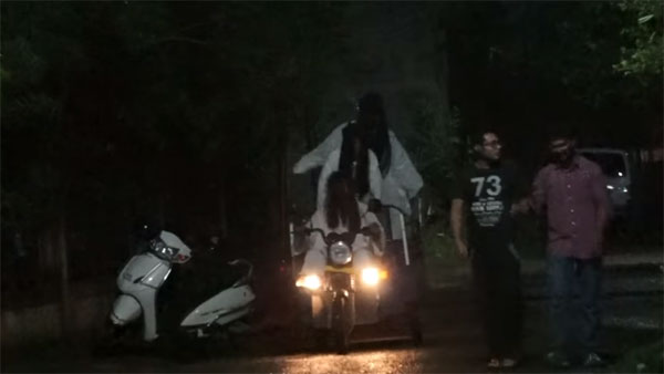 ராயல் என்பீல்டு பைக், மாருதி டிசையர் காரில் பேய்கள்...! வைரல் வீடியோ 