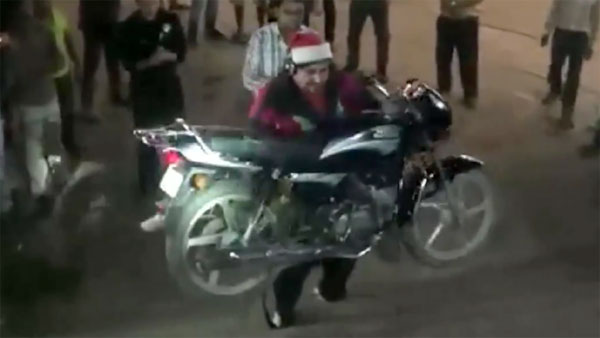 மோட்டார் சைக்கிள்கள் மூலம் படைக்கப்பட்ட வினோத உலக சாதனைகள்...!!!