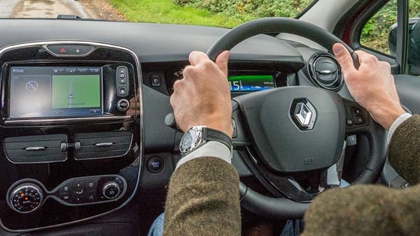 காரில் செல்லும் போது எப்படி லேன் மாற வேண்டும் தெரியுமா?