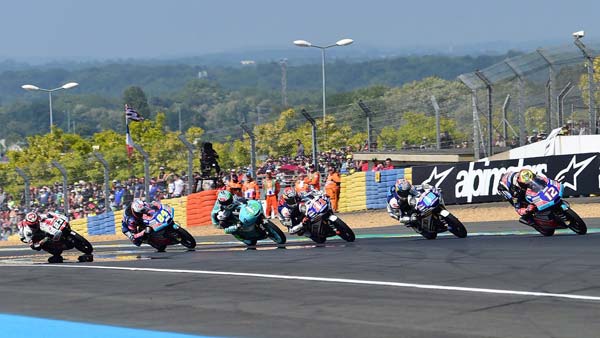 பைக் ரேஸில் விபத்தை தவிர்க்க பைக்கில் பறந்த வீரர்..! அதிர்ச்சி வீடியோ..!