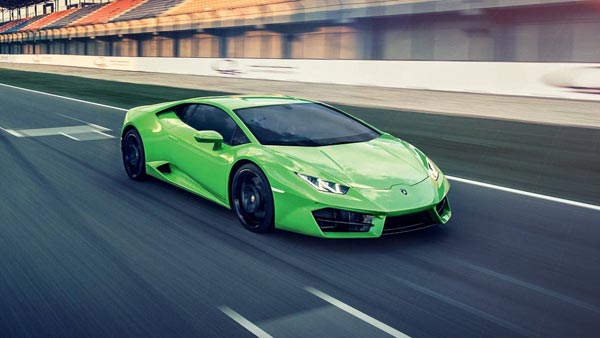 போஸ்ட் கம்பத்தில் மோதியதற்கே இரண்டு துண்டான லம்போர்கினி