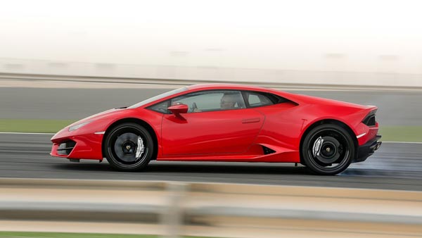 போஸ்ட் கம்பத்தில் மோதியதற்கே இரண்டு துண்டான லம்போர்கினி