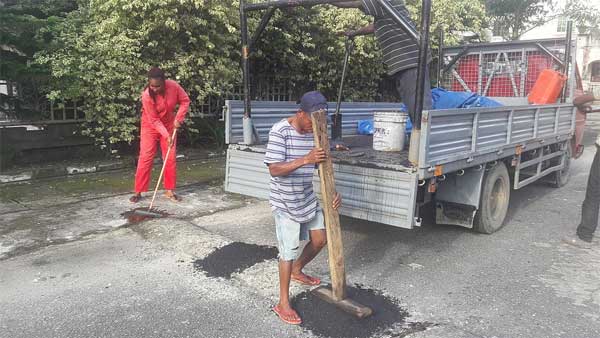 இந்தியாவில் சூப்பர் கார்கள் லாயக்கற்றவை ; பெங்களூருவில் நடந்த கூத்து தெரியுமா?