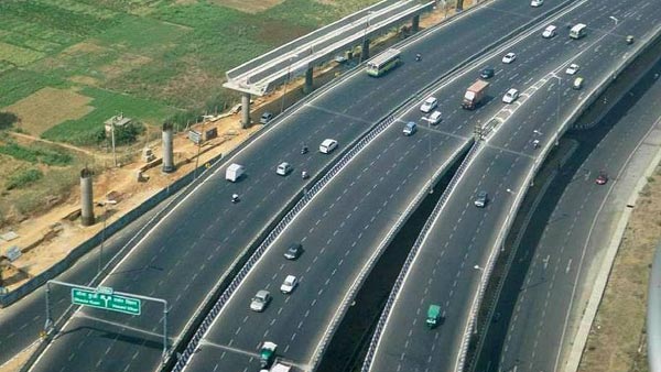 காரில் செல்லும் போது எப்படி லேன் மாற வேண்டும் தெரியுமா?