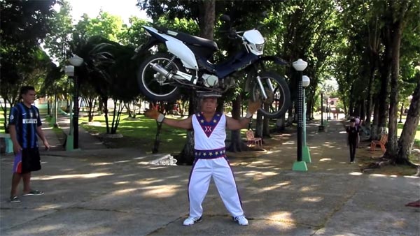 மோட்டார் சைக்கிள்கள் மூலம் படைக்கப்பட்ட வினோத உலக சாதனைகள்...!!!