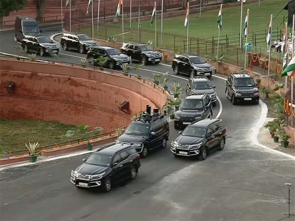 பிரதமர் மோடியின் கார் அணிவகுப்பில் உள்ள ரகசியங்கள் கசிந்தது; அவர் பயன்படுத்தும் கார்கள் இவ்வளவு கோடிகளா?