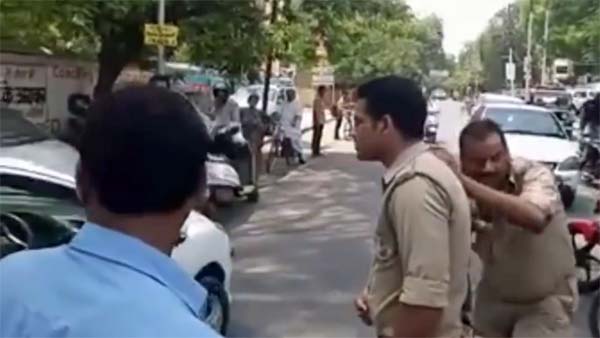 ஹேண்டா சிட்டி காரை காலால் எட்டி உதைத்து சேதப்படுத்திய போலீஸ்காரர்..! வைரலாகும் வீடியோ