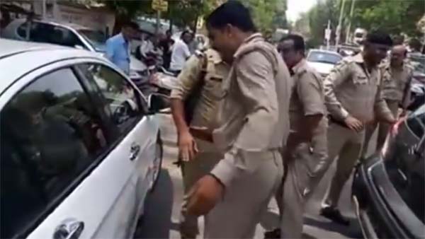 ஹேண்டா சிட்டி காரை காலால் எட்டி உதைத்து சேதப்படுத்திய போலீஸ்காரர்..! வைரலாகும் வீடியோ