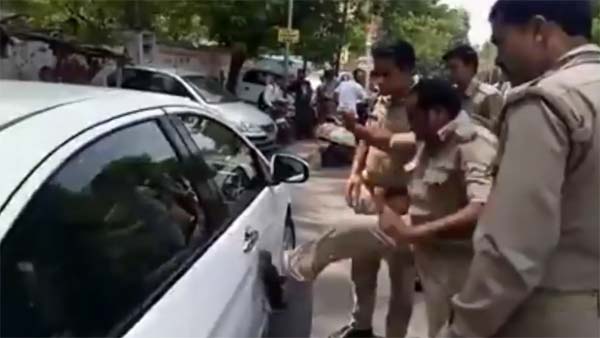 ஹேண்டா சிட்டி காரை காலால் எட்டி உதைத்து சேதப்படுத்திய போலீஸ்காரர்..! வைரலாகும் வீடியோ