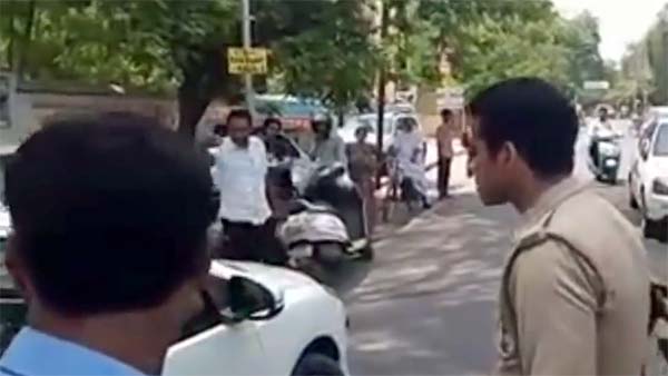 ஹேண்டா சிட்டி காரை காலால் எட்டி உதைத்து சேதப்படுத்திய போலீஸ்காரர்..! வைரலாகும் வீடியோ