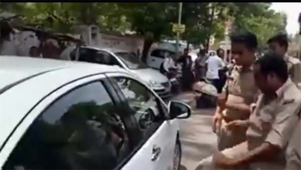 ஹேண்டா சிட்டி காரை காலால் எட்டி உதைத்து சேதப்படுத்திய போலீஸ்காரர்..! வைரலாகும் வீடியோ