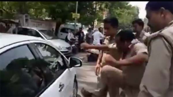 ஹேண்டா சிட்டி காரை காலால் எட்டி உதைத்து சேதப்படுத்திய போலீஸ்காரர்..! வைரலாகும் வீடியோ