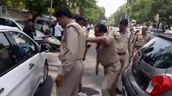 ஹேண்டா சிட்டி காரை காலால் எட்டி உதைத்து சேதப்படுத்திய போலீஸ்காரர்..! வைரலாகும் வீடியோ