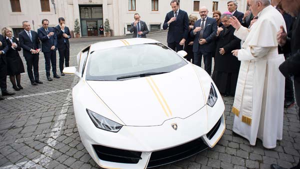 பரிசாக கிடைத்த லம்போர்கினி சூப்பர் காரை ஏலம் விட்ட போப் ஆண்டவர்...! நெகிழ்ச்சியான செய்தி...! 