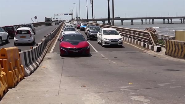 பி.எம்.டபிள்யூ சூப்பர் காரில் மும்பையை வலம் வந்த சச்சின்