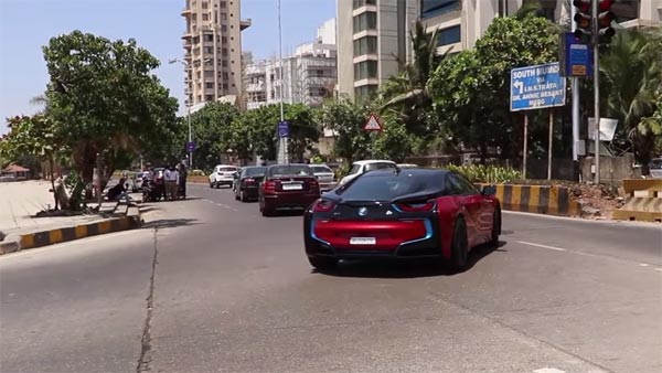 பி.எம்.டபிள்யூ சூப்பர் காரில் மும்பையை வலம் வந்த சச்சின்