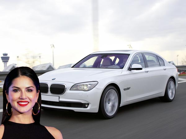 ஸ்போர்ட்ஸ் கார்களைவிட்டு பெரிய கார்கள் பக்கம் தாவிய சன்னி லியோன்!!