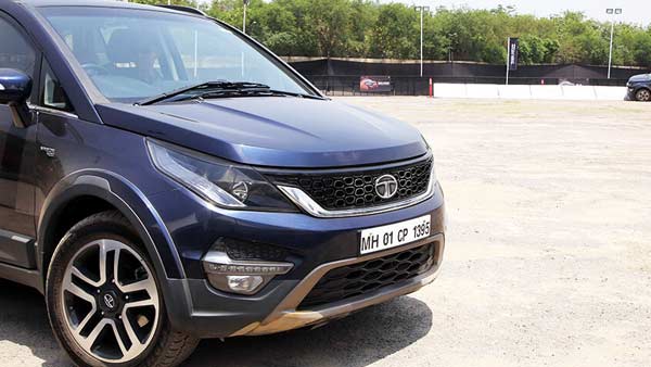 டிரக்கில் மோதி தீப்பிடித்த டாடா ஹெக்ஸா கார்... அதிவேகத்தால் நடந்த பயங்கரம்!!