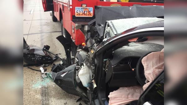 100 கி.மீ., வேகத்தில் சென்று மோதிய தானியங்கி டெஸ்லா கார்; டிரைவர் உயிர் தப்பிய அதிசயம் 