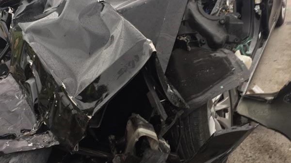 100 கி.மீ., வேகத்தில் சென்று மோதிய தானியங்கி டெஸ்லா கார்; டிரைவர் உயிர் தப்பிய அதிசயம் 