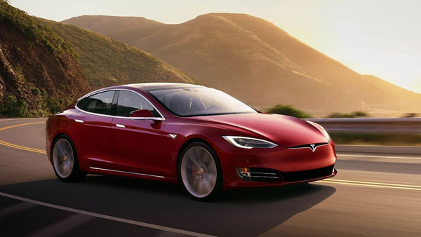 100 கி.மீ., வேகத்தில் சென்று மோதிய தானியங்கி டெஸ்லா கார்; டிரைவர் உயிர் தப்பிய அதிசயம் 