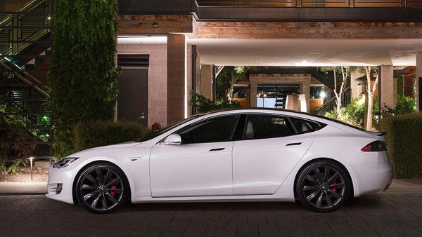 100 கி.மீ., வேகத்தில் சென்று மோதிய தானியங்கி டெஸ்லா கார்; டிரைவர் உயிர் தப்பிய அதிசயம் 