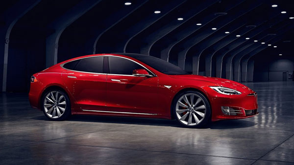 100 கி.மீ., வேகத்தில் சென்று மோதிய தானியங்கி டெஸ்லா கார்; டிரைவர் உயிர் தப்பிய அதிசயம் 