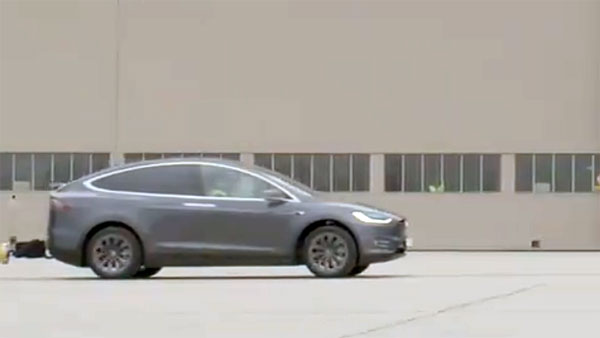 போயிங் ரக விமானத்தை கயிறு கட்டி இழுத்து உலக சாதனை படைத்த எலக்ட்ரிக் கார்! பிரம்மிப்பூட்டும் வீடியோ!!