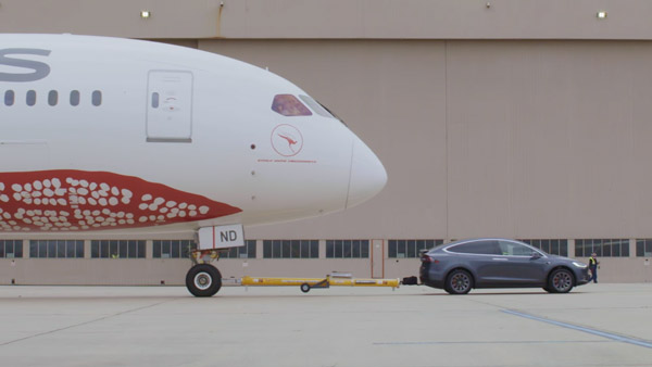 போயிங் ரக விமானத்தை கயிறு கட்டி இழுத்து உலக சாதனை படைத்த எலக்ட்ரிக் கார்! பிரம்மிப்பூட்டும் வீடியோ!!