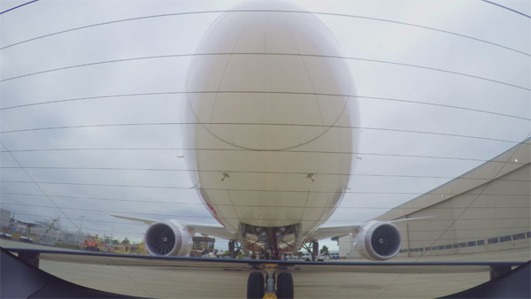 போயிங் ரக விமானத்தை கயிறு கட்டி இழுத்து உலக சாதனை படைத்த எலக்ட்ரிக் கார்! பிரம்மிப்பூட்டும் வீடியோ!!