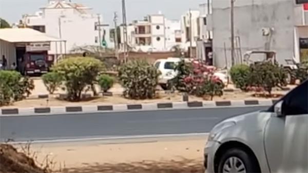 சாலை விதிகளை மீறியதால் கார் மோதி அந்தரத்தில் பறந்த இளைஞர்... பதறவைக்கும் வீடியோ..!