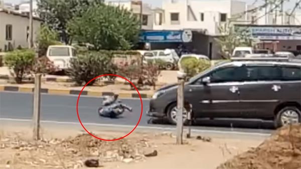 சாலை விதிகளை மீறியதால் கார் மோதி அந்தரத்தில் பறந்த இளைஞர்... பதறவைக்கும் வீடியோ..!