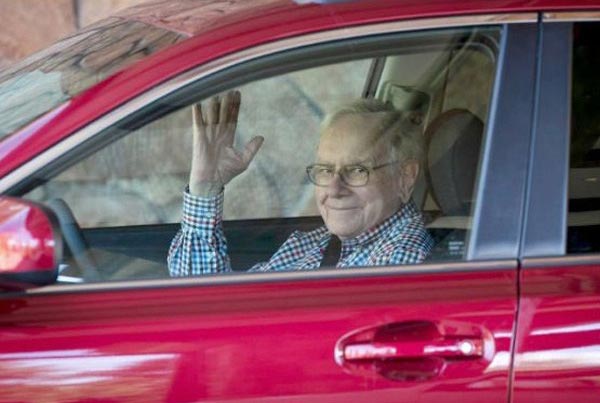 பேஸ்புக் ஓனர் மார்க் முதல் வாரன் பஃப்பேட் வரை பெரும் பணக்காரர்களின் எளிமையான கார்களின் பட்டியல்