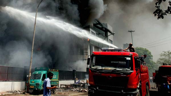 தீயனணப்பு வாகனங்கள ஏன் சிவப்பு கலரில் இருக்கிறது தெரியுமா? தீயனணப்பு வாகனங்கள ஏன் சிவப்பு கலரில் இருக்கிறது தெரியுமா?