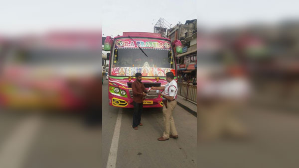 இனி செல்போனில் பேசிக்கொண்டு வாகனம் ஓட்டலாம்! போலீசாரால் எதுவும் செய்ய முடியாது! கோர்ட் தீர்ப்பு!!!