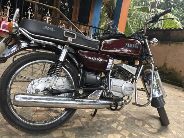 காலா படத்தில் பச்சை நிற ஆர்எக்ஸ் 100 பைக்கை ரஜினி பயன்படுத்தியது ஏன்? 