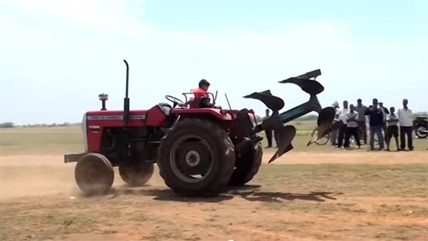  டிராக்டர் ஸ்டண்டில் மிரட்டும் 10 வயது சிறுவன்!!! 90's கிட்ஸ் மீம்ஸ் போட ஒரு டாபிக்... 