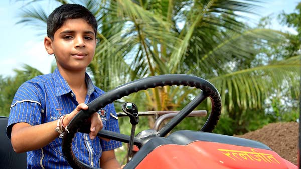  டிராக்டர் ஸ்டண்டில் மிரட்டும் 10 வயது சிறுவன்!!! 90's கிட்ஸ் மீம்ஸ் போட ஒரு டாபிக்... 